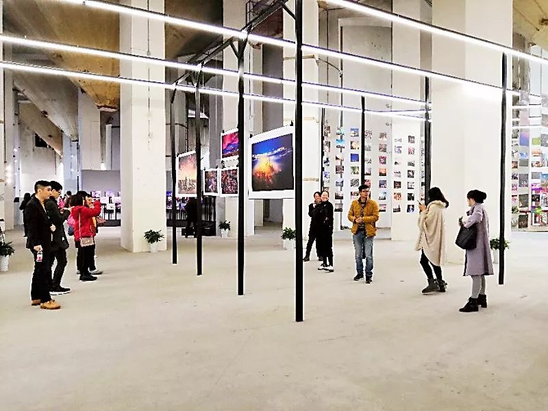看见·梦想 ——参观《纪念中国改革开放40周年暨浦东开发开放28周年影像艺术展》