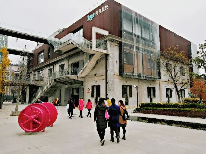 看见·梦想 ——参观《纪念中国改革开放40周年暨浦东开发开放28周年影像艺术展》